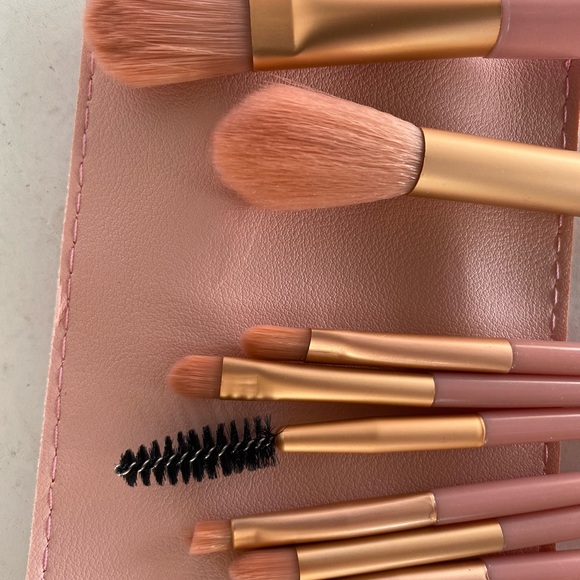 Makeup brush set perfect for travel - Picture 2 of 7